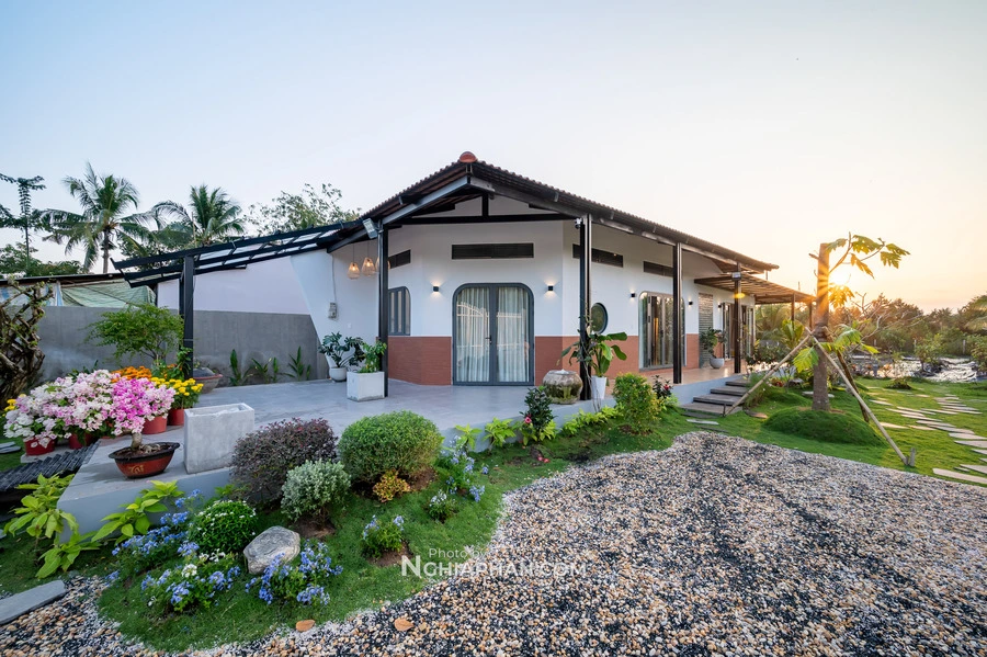 Nhà vườn tân cổ điển mái Thái 1 tầng 1 lửng sang trọng, đẳng cấp